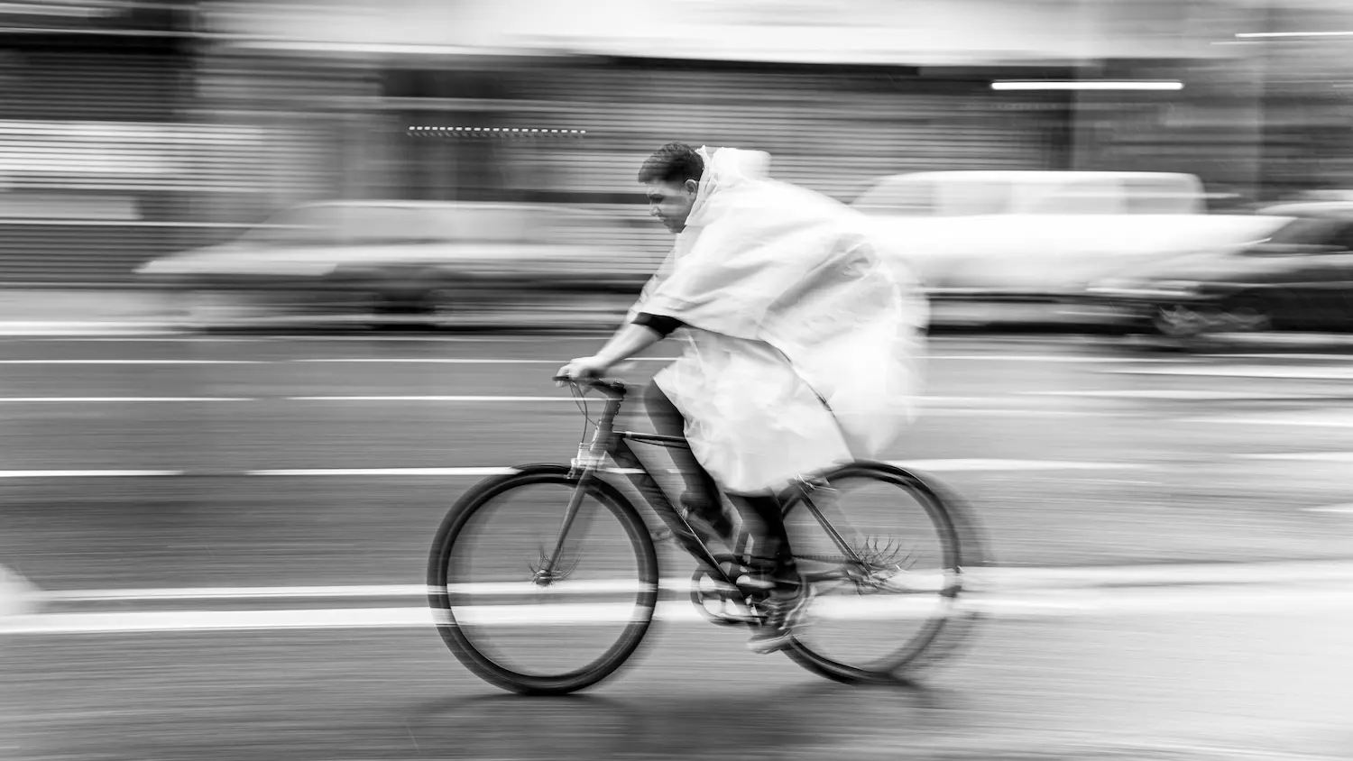 Panneau entrée ville Aurillac avec obligation casque vélo depuis janvier 2026