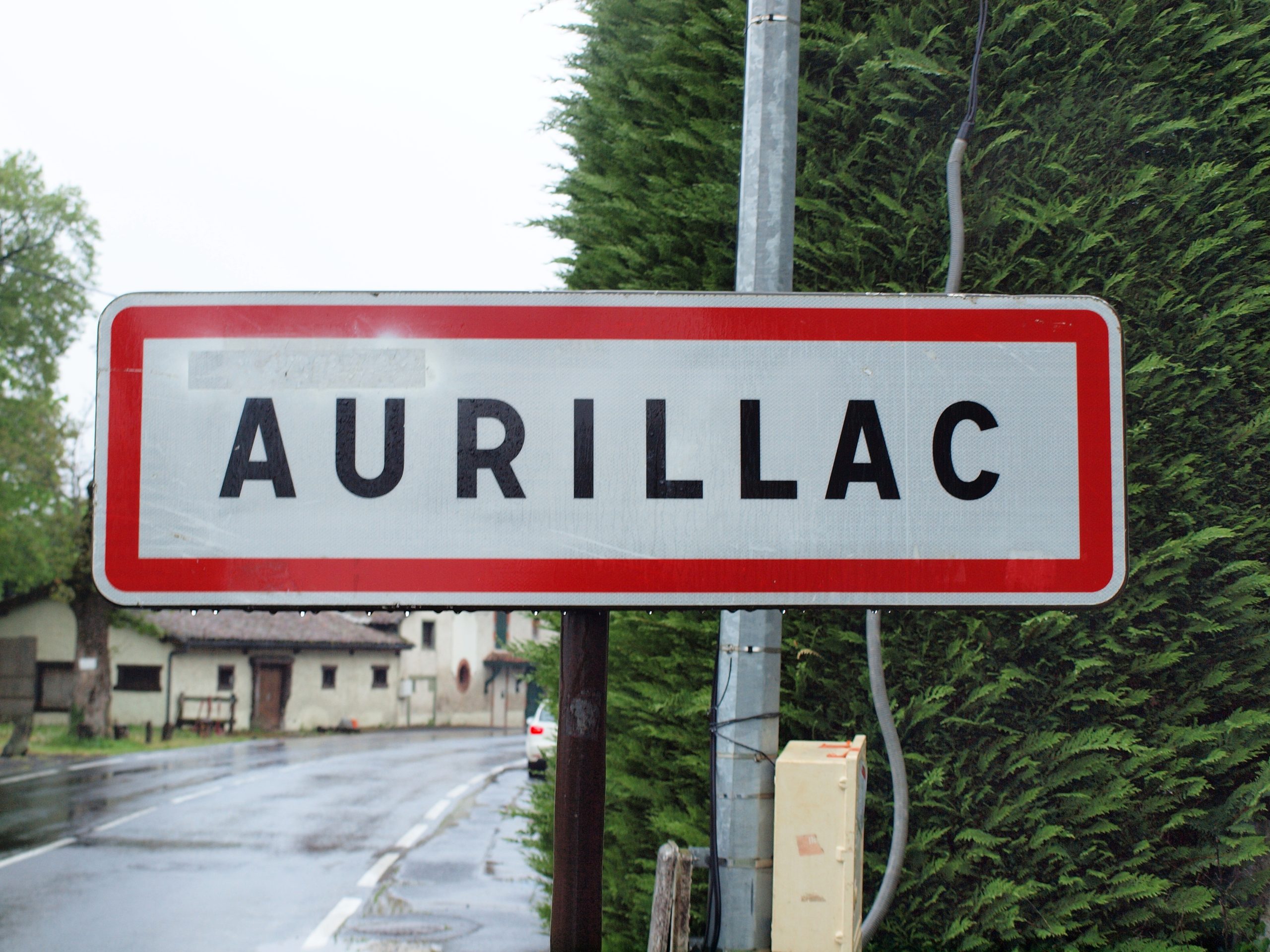 Panneau entrée ville Aurillac avec obligation casque vélo depuis janvier 2026