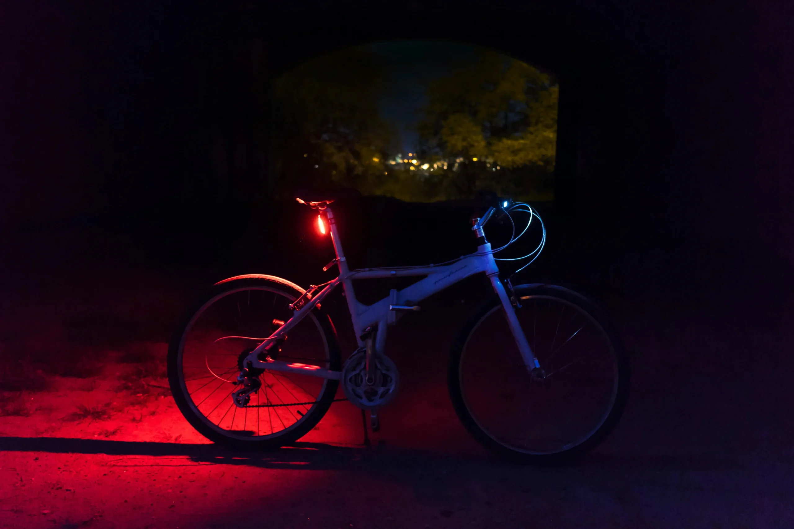 Vélo équipé éclairage avant et arrière conforme réglementation 2026