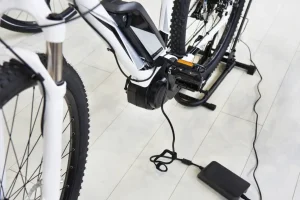 Recharge d’un vélo électrique en 2026 : voici le vrai coût (chiffres France)