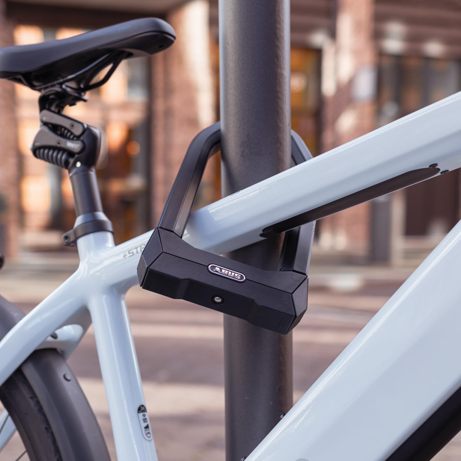 Sécuriser un vélo électrique en ville avec un antivol fiable attaché à un arceau