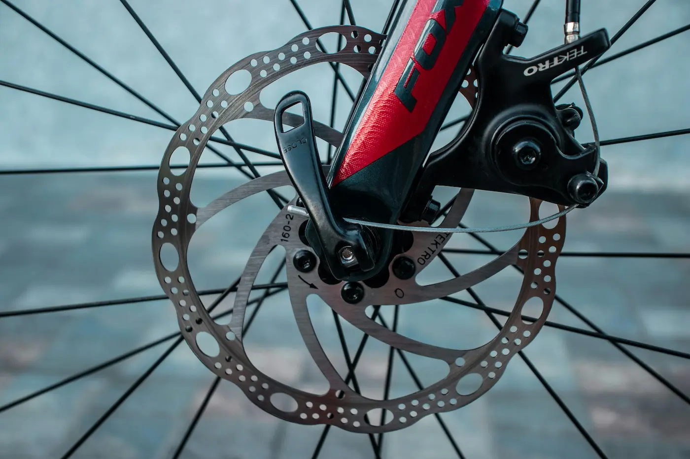 Frein vélo qui grince : disque de frein sale sur un vélo urbain