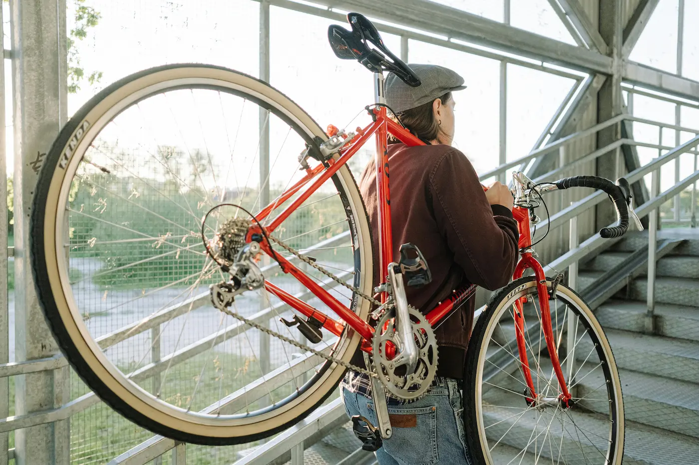Homme portant un vélo électrique léger dans un escalier de métro