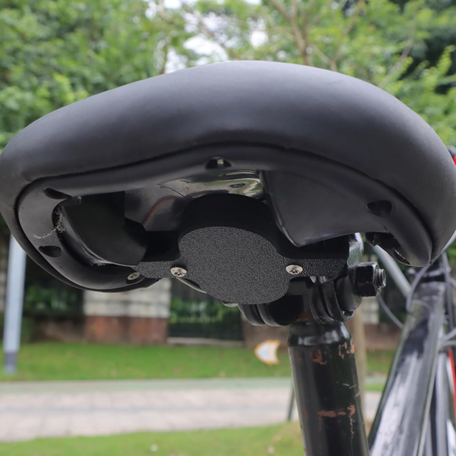 AirTag dissimulé sous selle vélo installation discrète traceur GPS Bluetooth