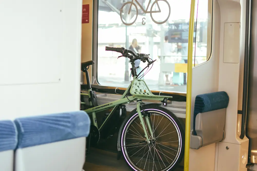 Vélo électrique léger dans un train, exemple d'intermodalité avec un VAE