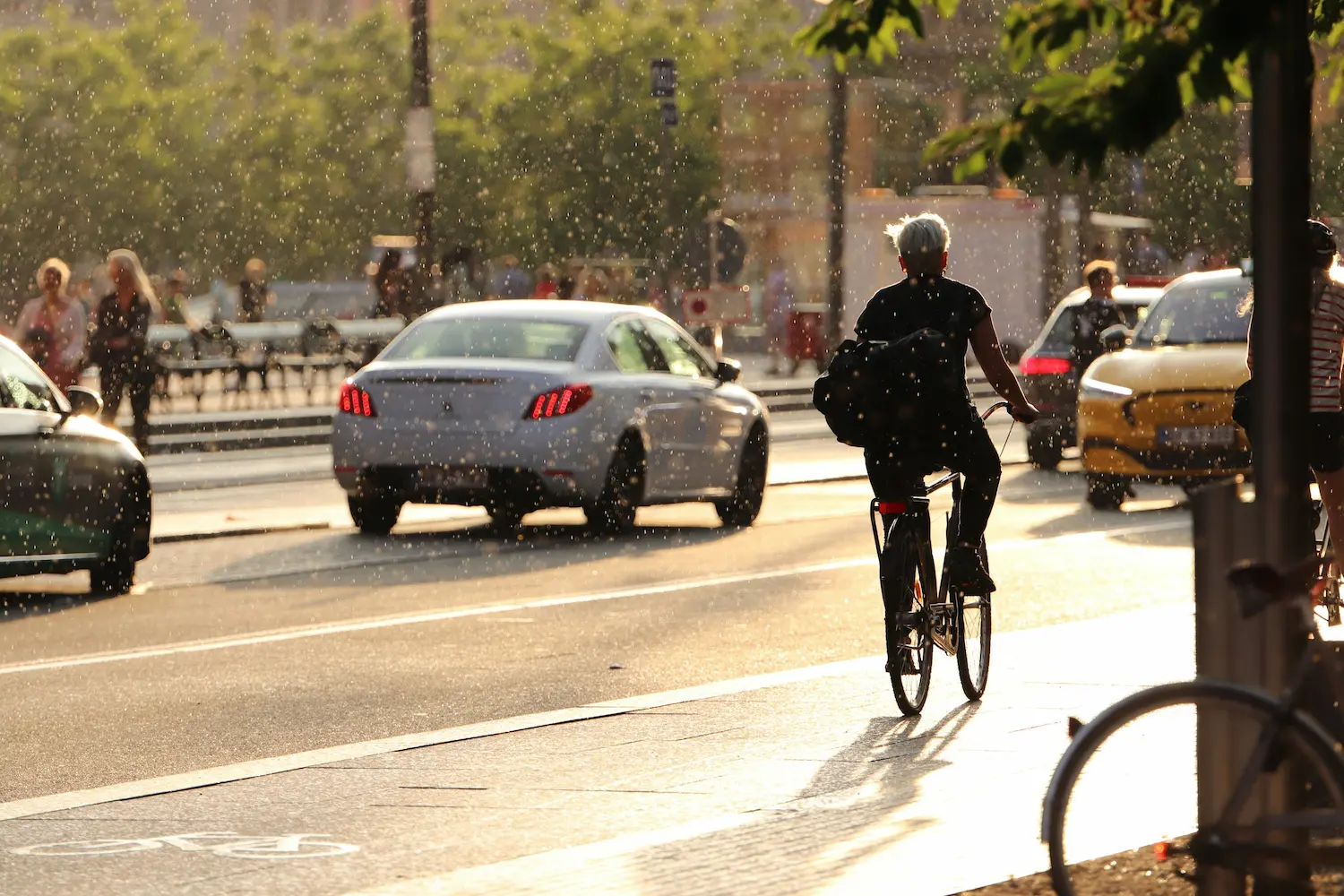 Cycliste urbain allant au travail à vélo avec une sacoche