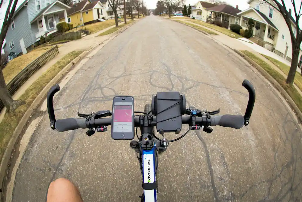 Navigation vélo pendant une balade avec une application GPS