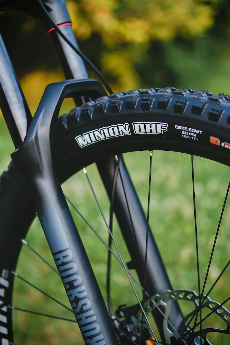 Pression minimale et maximale indiquée sur le flanc d’un pneu vélo (bar et PSI)