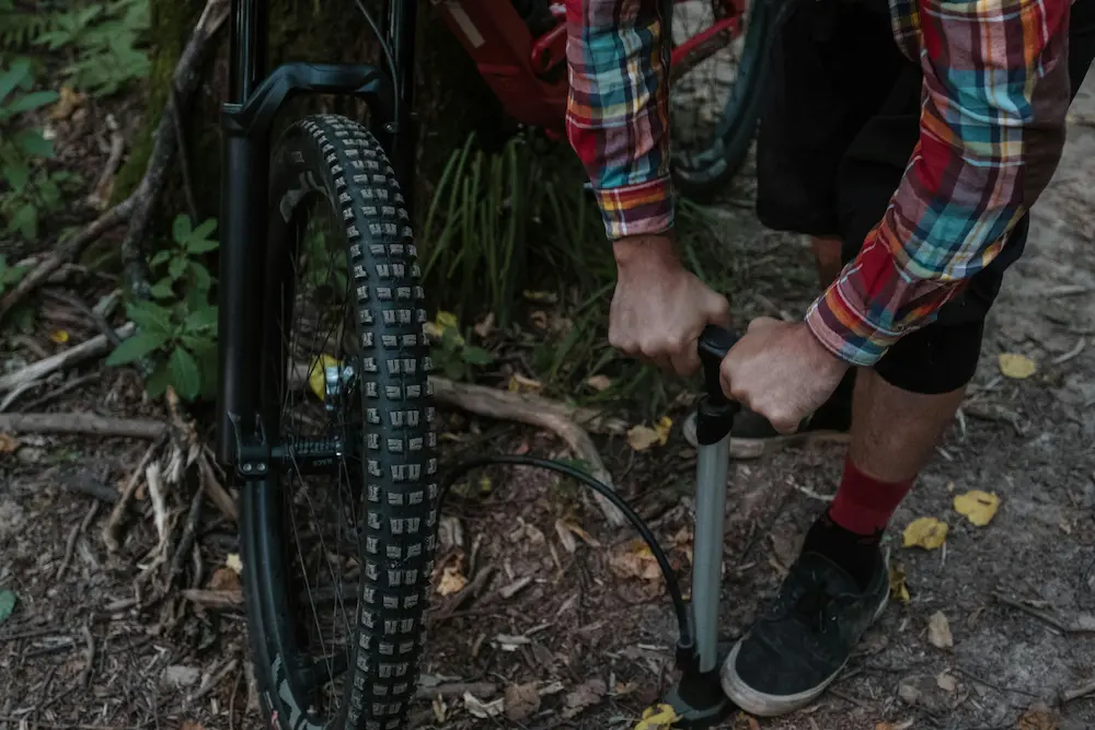 Pression pneu vélo : gonflage avec pompe et manomètre pour vérifier la pression