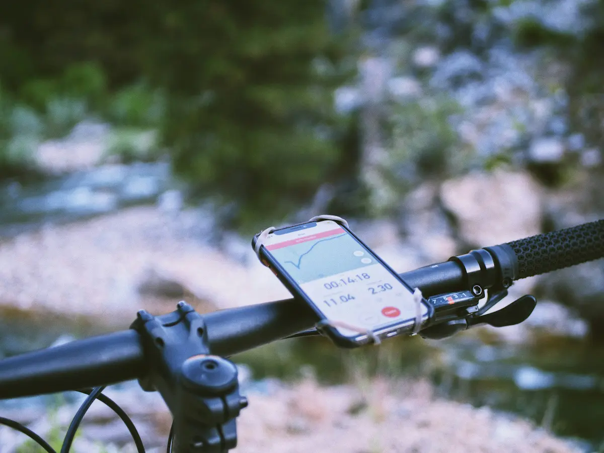 Support smartphone vélo avec navigation GPS affichée