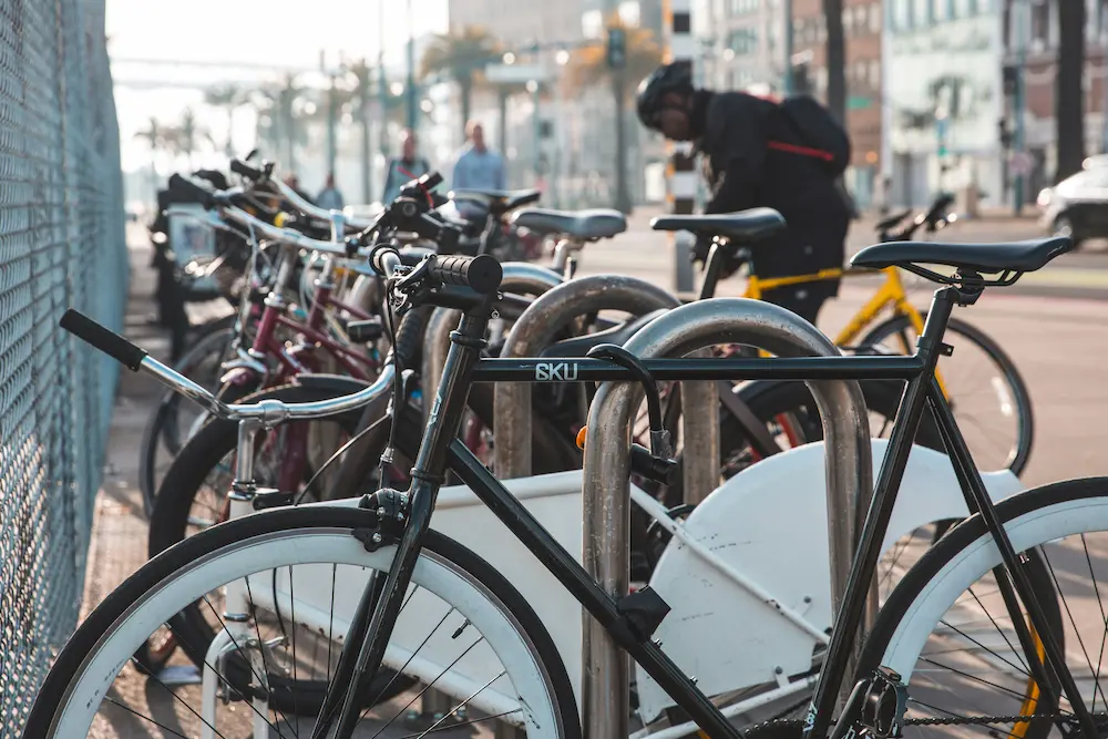 Vélo attaché à un arceau en ville pour une journée de travail