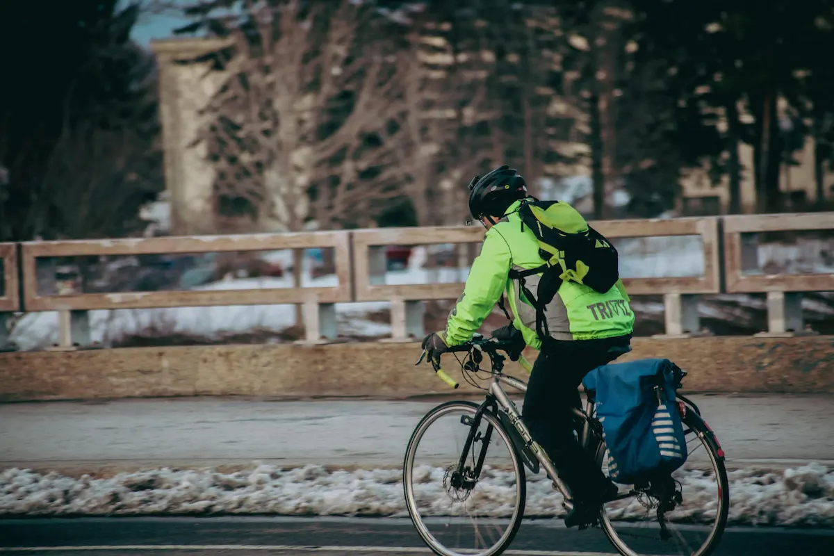 Vélo urbain équipé d’une sacoche pour le vélotaf
