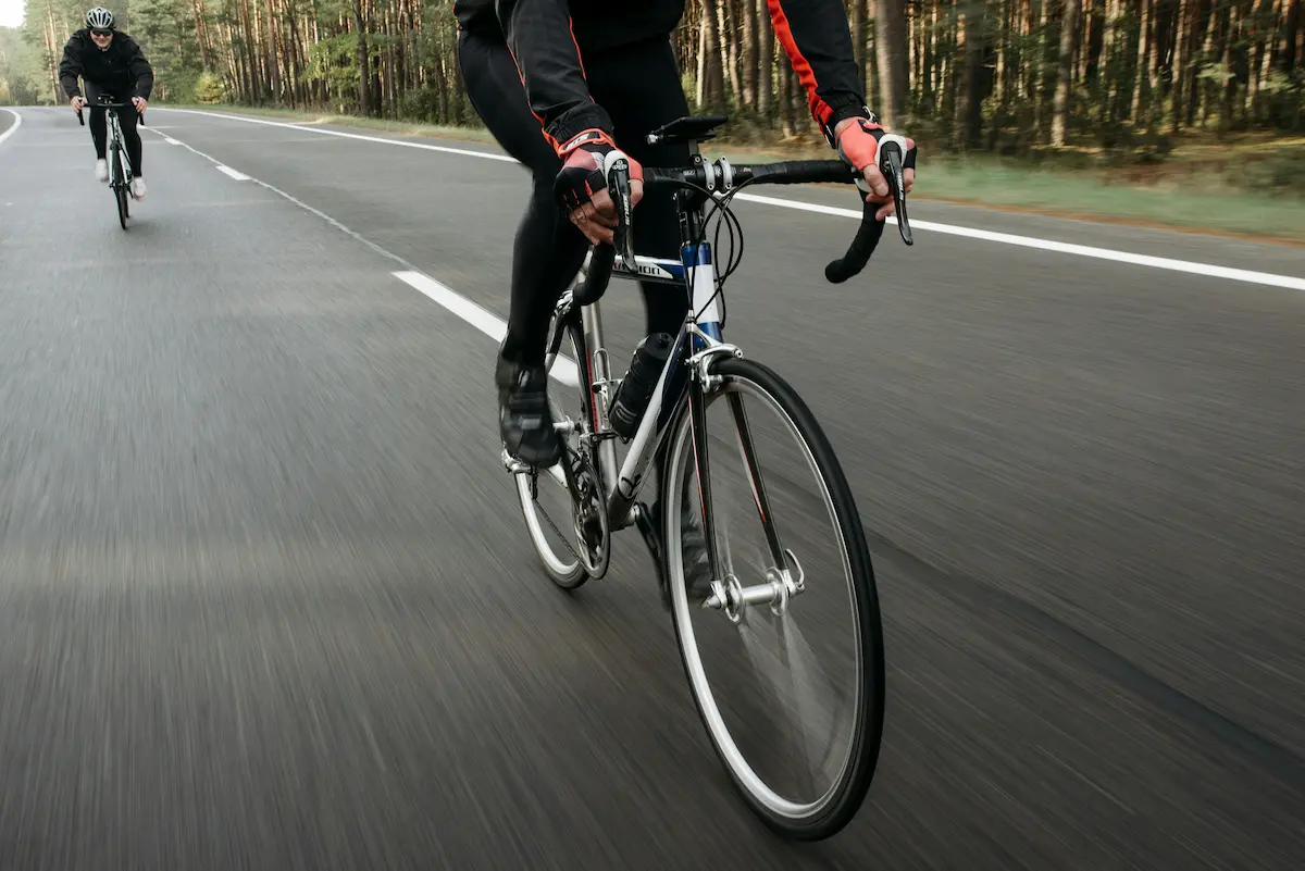 Vitesse maximale vélo : cycliste sur route, position aérodynamique