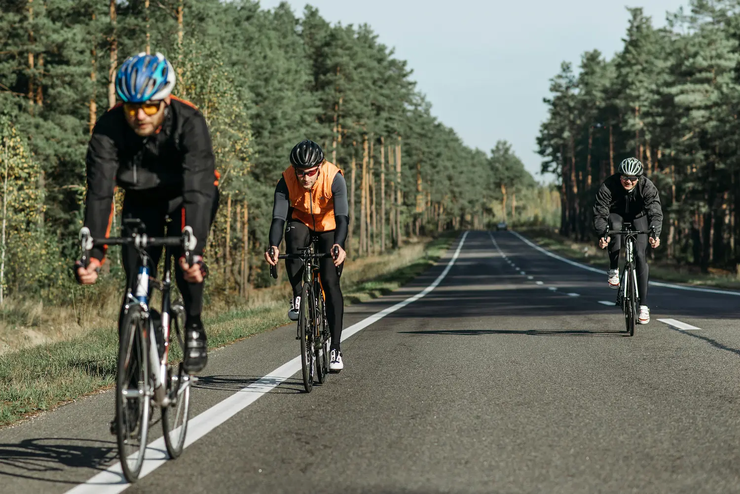 Cycliste roulant rapidement sur route – illustration de la vitesse moyenne à vélo