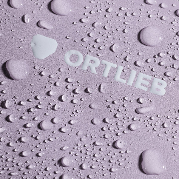 Goutte d'eau perlant sur le tissu étanche Tidura d'Ortlieb