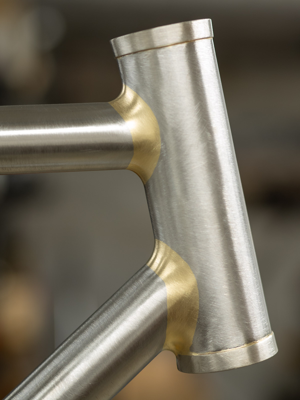 Jonction de tube brute avant peinture, brasure au laiton apparente sur un cadre Cycles Cattin