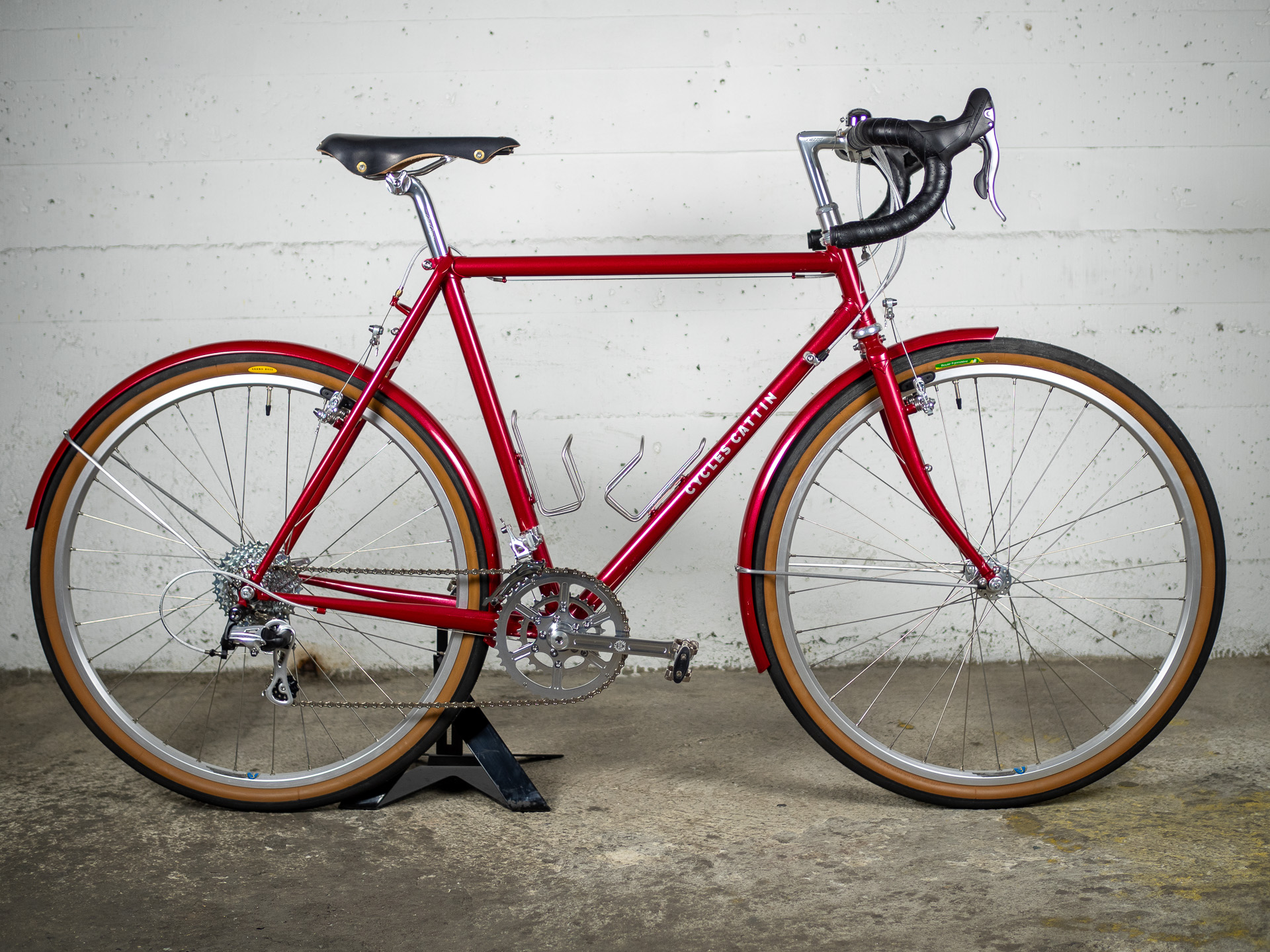 Vélo de route Cycles Cattin, finition rouge, décor peint à la main