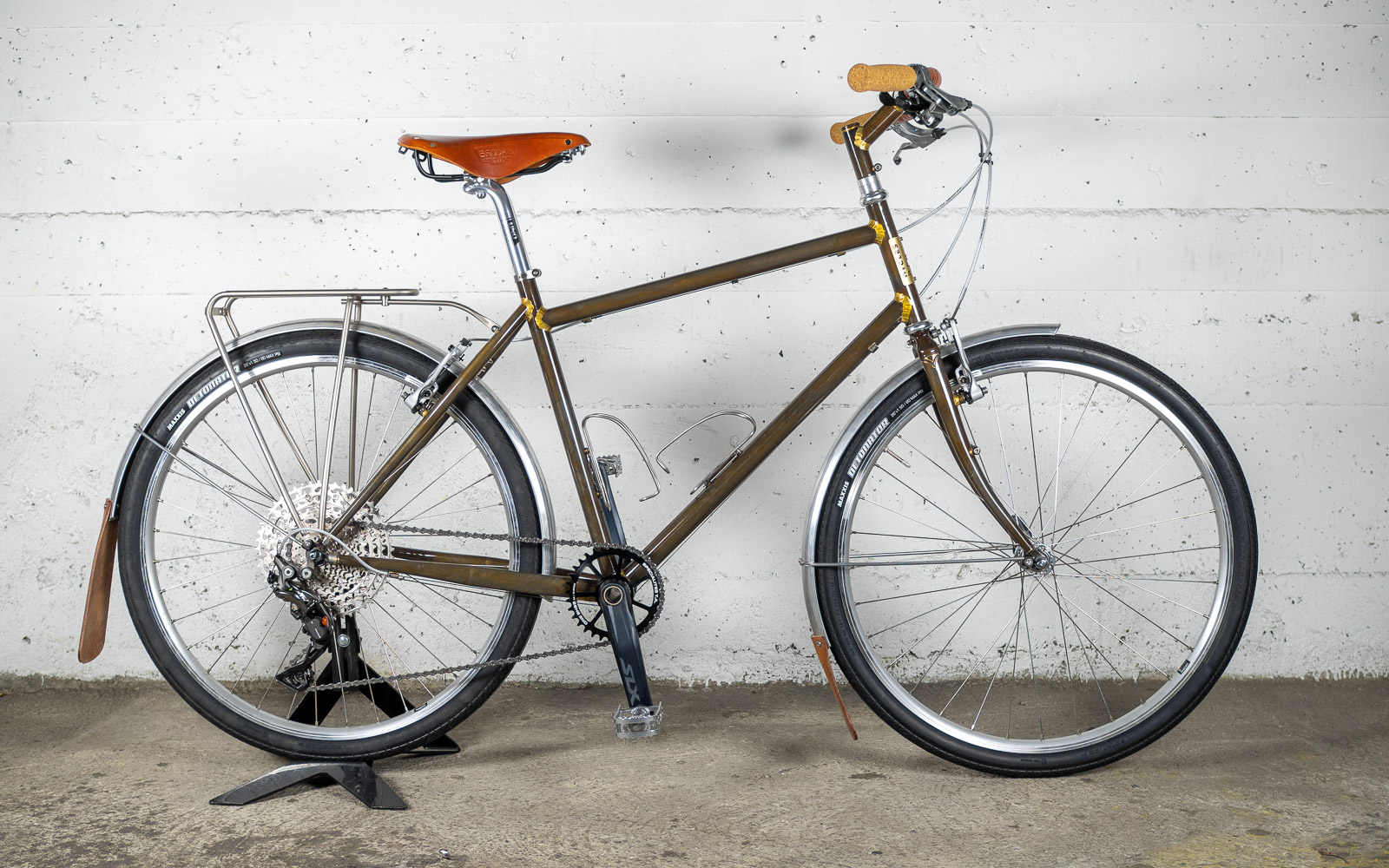 Vélo de voyage Cycles Cattin équipé pour la route, selle Brooks et sacoches