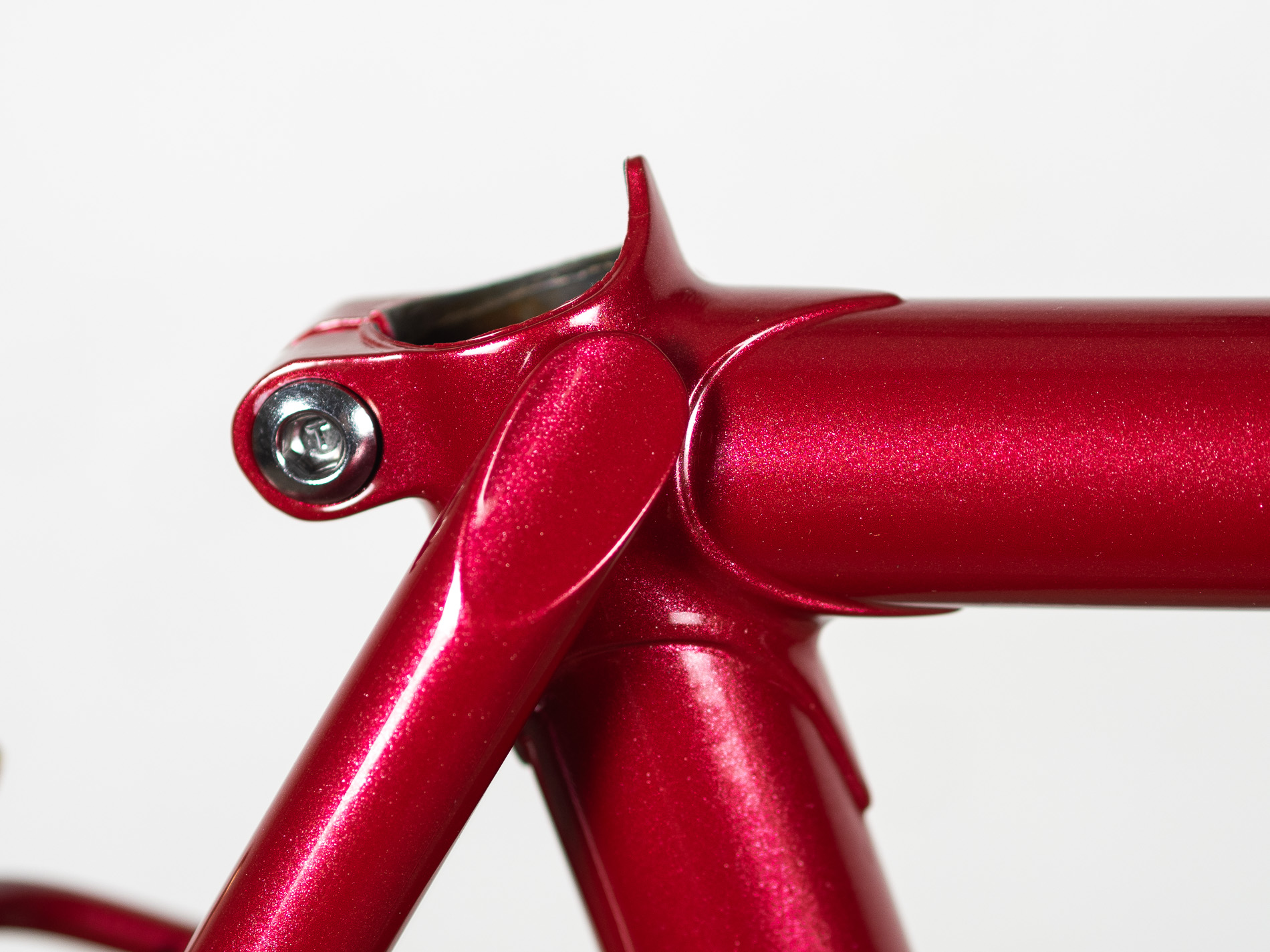 Détail de tête de fourche peinte sur un cadre Cycles Cattin