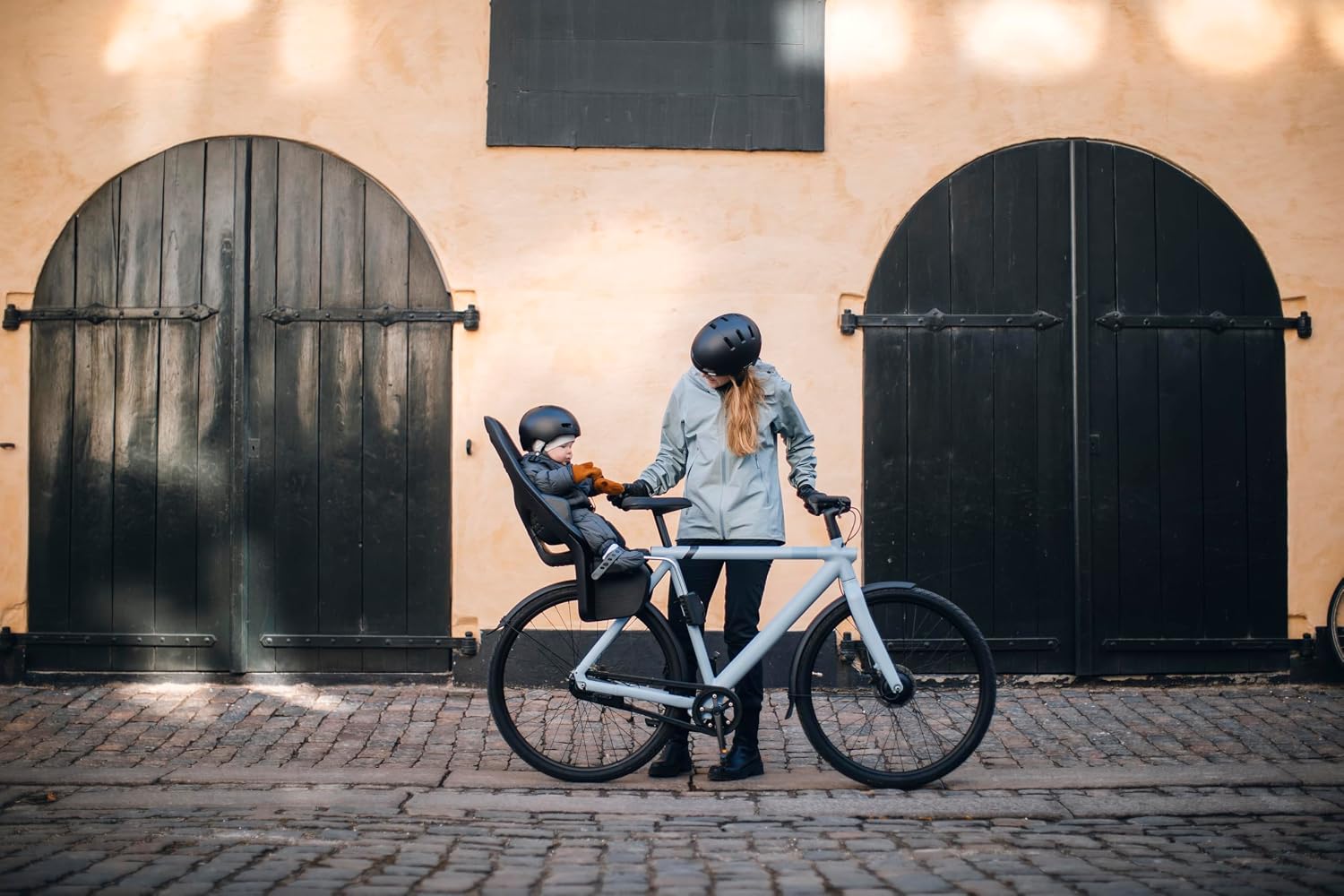 Vélo électrique équipé d'un siège enfant en ville