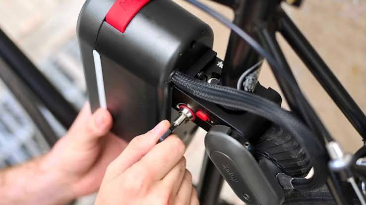 Bloc moteur et batterie du Spiny 2 clipsé sur son support près de la roue arrière